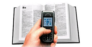 Un diccionario y un celular.