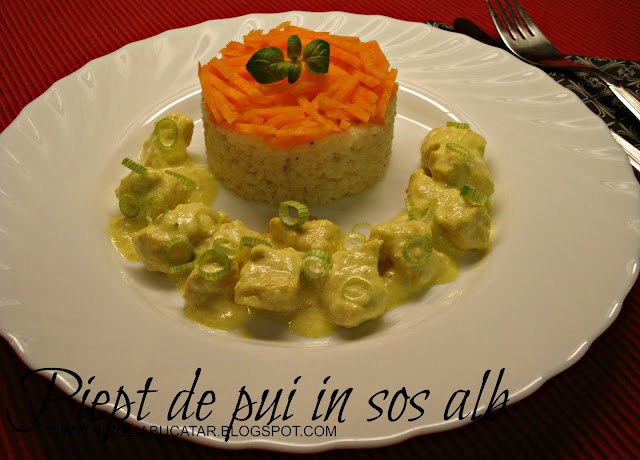PIEPT DE PUI IN SOS ALB SI GARNITURA DE OREZ