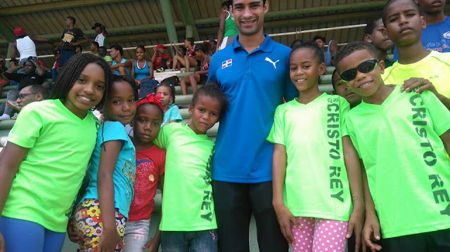 Luguelin Santos visita La Romana en competencia juvenil de Atletismo