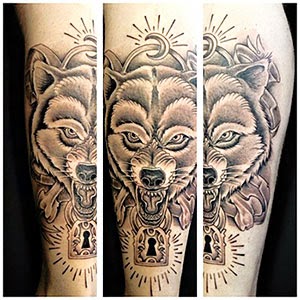 Tatuagem de lobo na perna 