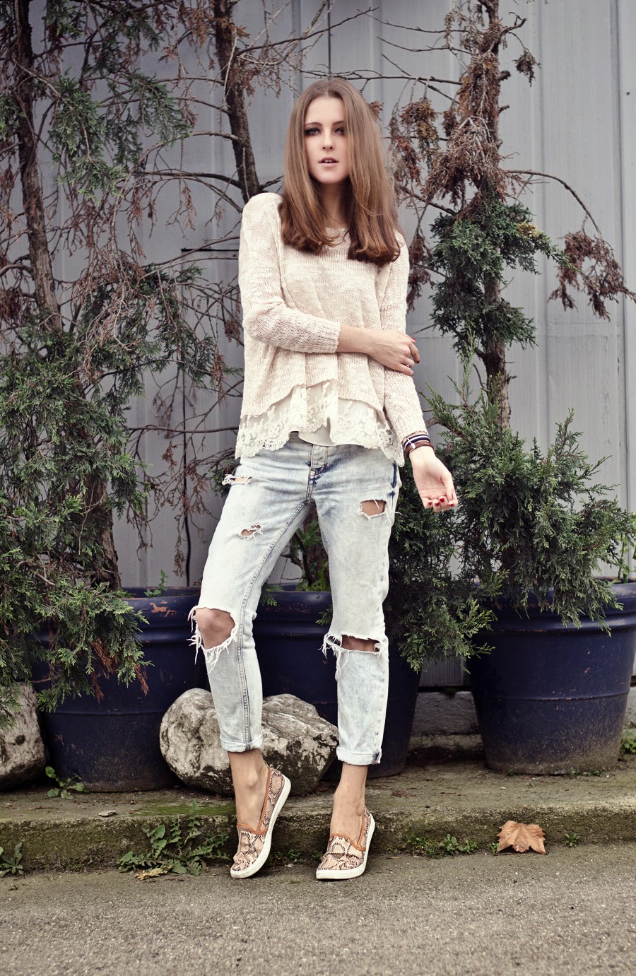 streetstyle , fashion blogger, neonrock katerina, russian blogger, boyfriend jeans outfit, laced sweater, layered outfit