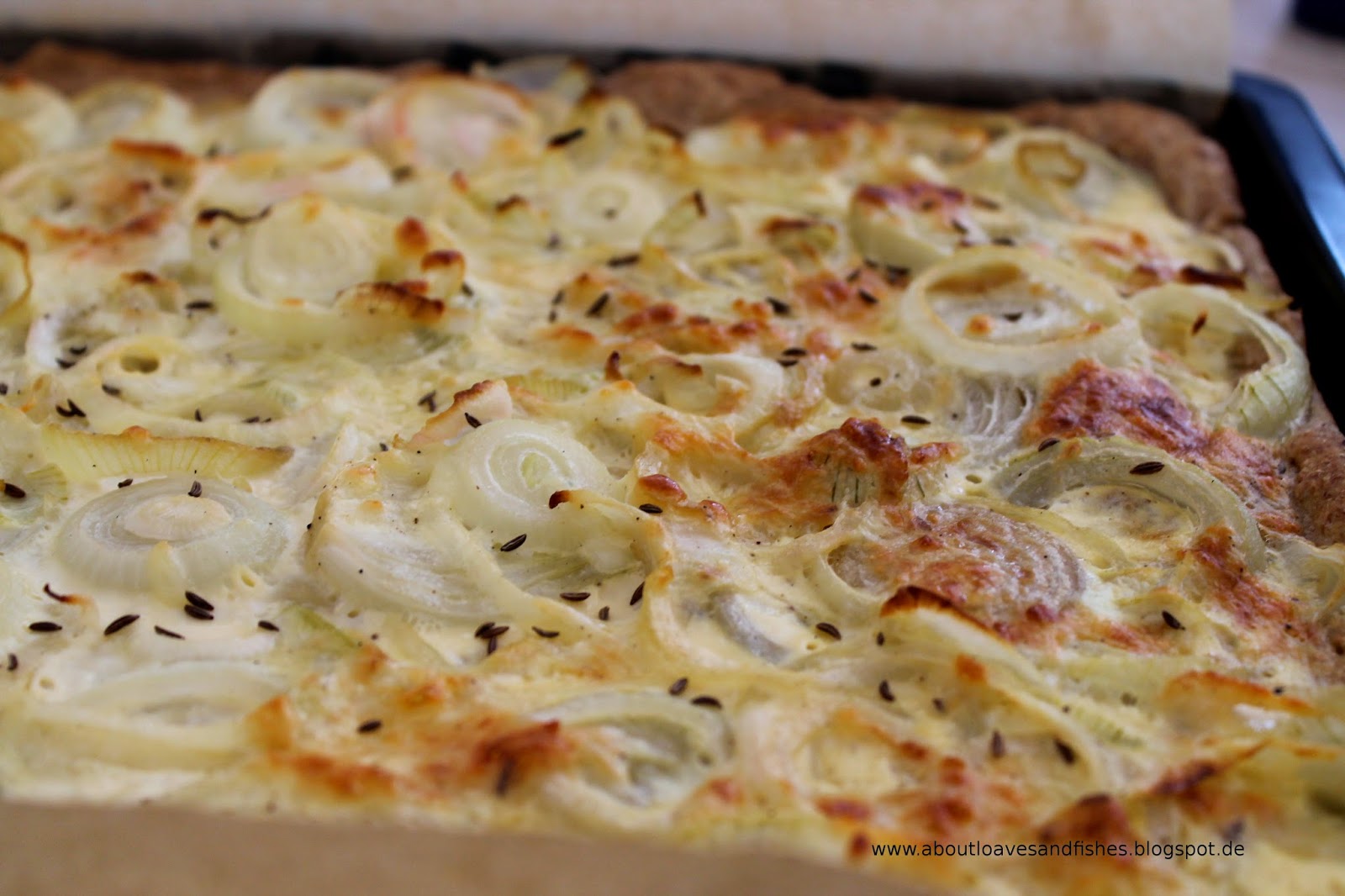 About Loaves and Fishes: Einfacher Zwiebelkuchen vom Blech – ein ...