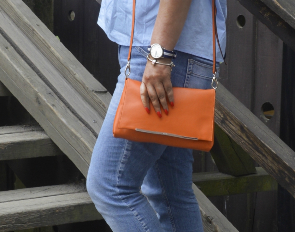 Blue Offshoulder - Summer Outfit with MAC Jeans, Off Shoulder Blouse and Leather Mules, combined with a papaya coloured Picard crossbody Bag - posted by Annie K, Fashion Blogger, Founder, CEO and writer of ANNIES BEAUTY HOUSE - a german fashion and beauty blog