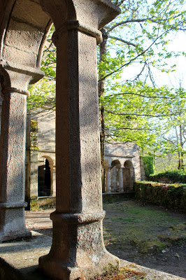 Claustro renacentista del monasterio de Sta. Cristina de Ribas del Sil en la Ribera Sacra, Orense