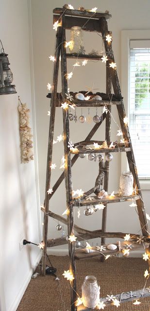 Árbol de Navidad de escalera Usa una escalera decorada como Árbol de Navidad alternativo