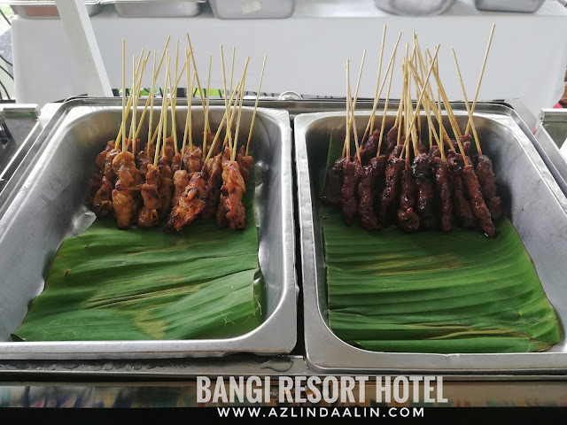 BUFFET CAHAYA RAMADAN 2019 BUKA PUASA DI BANGI RESORT HOTEL - Bila tibanya bulan puasa Ramadan, majlis buka puasa secara buffet memang tak asing lagi di negara kita ini. Jadi ! Entri hari ini, mummy Nak kongsikan pada korang BUFFET CAHAYA RAMADAN 2019 BUKA PUASA DI BANGI RESORT HOTEL. BUFFET CAHAYA RAMADAN 2019 BUKA PUASA DI BANGI RESORT HOTEL Mungkin ada yang tercari-cari tempat makan untuk majlis berbuka di sekitar Bangi dan Putrajaya samada berbuka puasa dengan keluarga, kawan sepejabat, sanak saudara atau rakan-rakan. Nak nampak best berbuka puasa secara esklusif ni, memang mummy highly recommended BUFFET CAHAYA RAMADAN 2019 BUKA PUASA DI BANGI RESORT HOTEL BUFFET CAHAYA RAMADAN 2019 BUKA PUASA DI BANGI RESORT HOTEL akan berada di Restoran Funtasia tingkat 1 di Bangi Resort Hotel. Ada yang tanya mummy, hotel baru ke tu?? Tak pernah dengar nama BANGI RESORT HOTEL tu pun. Oh ya ! Kalau korang nak tahu... hotel ni, dulu kala pernah menggunakan nama HOTEL EQUATORIAL BANGI dan juga HOTEL BANGI-PUTRAJAYA. Jangan tanya mummy lelebih kenapa mereka tukar nama ye ! LEBIH 200 SELEKSI PILIHAN MENU BUFFET CAHAYA RAMADAN 2019 BUKA PUASA DI BANGI RESORT HOTEL Kalau korang nak tahu, sebenarnya berbaloi ke BUFFET CAHAYA RAMADAN 2019 BUKA PUASA DI BANGI RESORT HOTEL. Sebab mereka menghidangkan lebih 200 seleksi pilihan menu untuk BUFFET CAHAYA RAMADAN 2019 BUKA PUASA DI BANGI RESORT HOTEL. Banyak,kan ! Jadi bagi sesiapa yang picky eater. Mummy yakin, dalam banyak-banyak menu di sini pasti ada pilihan yang sesuai ! BUFFET CAHAYA RAMADAN 2019 BUKA PUASA DI BANGI RESORT mengetengahkan menu masakan kampung serta antarabangsa. Terdapat bermacam-macam pilihan makanan dari chef-chef yang hebat dari pembuka selera, mee, nasi, pelbagai lauk sehingga ke pemanis mulut Pilihan minuman yang beraneka jenis dari minuman panas hinggalah ke minuman sejuk Pelbagai sambal : sambal hitam, sambal belacan, sambal tempoyak, sambal mangga, sambal kicap dan lain-lain Tak lupa juga, kid's corner yang di tunggu-tunggu oleh anak-anak kami ! Nasi Kerabu dan Ayam berempah Satay ayam dan daging Japanese Stall juga ada di sini ! Buffet Ramadan di sini memang KAMBING BAKAR ini WAJIB ! Tarikan istimewa tahun ini, ada kehadiran robot bernama "Robbie" yang boleh menyediakan aiskrim dan minuman berasaskan kopi. Nak tahu macam mana? Haaa..bab ni, kena datang sendiri pada bulan Ramadhan nanti. Semua menu BUFFET CAHAYA RAMADAN 2019 BUKA PUASA DI BANGI RESORT HOTEL memang banyak dan boleh memuaskan hati pengunjung. Jangan ragu-ragu bab HALAL. Dapur Funtasia, harmoni, pastry dan banquet semuanya HALAL serta disahkan oleh JAKIM ANAK-ANAK LEPAK SANTAI DI KOLAM IKAN BANGI RESORT HOTEL Sementara nak tunggu waktu buka puasa, anak-anak boleh beriadah di luar BANGI RESORT HOTEL untuk memberi ikan makan di kolam ikan atau ambil angin di kawasan kolam renang. Anak-anak kecil pastinya suka aktiviti sebegini, dan taklah mereka bosan menunggu waktu buffet buka puasa atau waktu makan malam yang panjang. Makanan ikan boleh di dapati dan di beli di lobi hotel. Jangan masukkan sebarangan makanan tau ! Ikan di sini lain. Mereka ada allergy tersendiri. HARGA BUFFET CAHAYA RAMADAN 2019 BUKA PUASA DI BANGI RESORT HOTEL Berapa HARGA BUFFET CAHAYA RAMADAN 2019 BUKA PUASA DI BANGI RESORT HOTEL ? Harga BUFFET CAHAYA RAMADAN 2019 BUKA PUASA DI BANGI RESORT HOTEL adalah serti di bawah :- Beli dari tarikh 15 MAC - 15 APRIL 2019 : RM75++ (dewasa) dan RM37. 50++ (kanak-kanak) PRA BAYAR (24 JAM SEBELUM) : RM90++ (dewasa) dan RM45++ (kanak-kanak) WALK IN DAN HARGA BIASA : RM120++ (dewasa) dan RM60 (kanak-kanak) Bagi setiap pelanggan dewasa yang membeli pakej BUFFET CAHAYA RAMADAN 2019 BUKA PUASA DI BANGI RESORT HOTEL. Setiap RM3.50 akan di salurkan ke tabung Islamic Relief Malaysia. Untuk tempahan, hubungi : Telefon : 03-82102222 Email : fb_reservations@hotelbangi-putrajaya.com Website : www.bangiresorthotel.com BUFFET CAHAYA RAMADAN 2019 BUKA PUASA DI BANGI RESORT HOTEL - Bila tibanya bulan puasa Ramadan, majlis buka puasa secara buffet memang tak asing lagi di negara kita ini. Jadi ! Entri hari ini, mummy Nak kongsikan pada korang BUFFET CAHAYA RAMADAN 2019 BUKA PUASA DI BANGI RESORT HOTEL. BUFFET CAHAYA RAMADAN 2019 BUKA PUASA DI BANGI RESORT HOTEL Mungkin ada yang tercari-cari tempat makan untuk majlis berbuka di sekitar Bangi dan Putrajaya samada berbuka puasa dengan keluarga, kawan sepejabat, sanak saudara atau rakan-rakan. Nak nampak best berbuka puasa secara esklusif ni, memang mummy highly recommended BUFFET CAHAYA RAMADAN 2019 BUKA PUASA DI BANGI RESORT HOTEL BUFFET CAHAYA RAMADAN 2019 BUKA PUASA DI BANGI RESORT HOTEL akan berada di Restoran Funtasia tingkat 1 di Bangi Resort Hotel. Ada yang tanya mummy, hotel baru ke tu?? Tak pernah dengar nama BANGI RESORT HOTEL tu pun. Oh ya ! Kalau korang nak tahu... hotel ni, dulu kala pernah menggunakan nama HOTEL EQUATORIAL BANGI dan juga HOTEL BANGI-PUTRAJAYA. Jangan tanya mummy lelebih kenapa mereka tukar nama ye ! LEBIH 200 SELEKSI PILIHAN MENU BUFFET CAHAYA RAMADAN 2019 BUKA PUASA DI BANGI RESORT HOTEL Kalau korang nak tahu, sebenarnya berbaloi ke BUFFET CAHAYA RAMADAN 2019 BUKA PUASA DI BANGI RESORT HOTEL. Sebab mereka menghidangkan lebih 200 seleksi pilihan menu untuk BUFFET CAHAYA RAMADAN 2019 BUKA PUASA DI BANGI RESORT HOTEL. Banyak,kan ! Jadi bagi sesiapa yang picky eater. Mummy yakin, dalam banyak-banyak menu di sini pasti ada pilihan yang sesuai ! BUFFET CAHAYA RAMADAN 2019 BUKA PUASA DI BANGI RESORT mengetengahkan menu masakan kampung serta antarabangsa. Terdapat bermacam-macam pilihan makanan dari chef-chef yang hebat dari pembuka selera, mee, nasi, pelbagai lauk sehingga ke pemanis mulut Pilihan minuman yang beraneka jenis dari minuman panas hinggalah ke minuman sejuk Pelbagai sambal : sambal hitam, sambal belacan, sambal tempoyak, sambal mangga, sambal kicap dan lain-lain Tak lupa juga, kid's corner yang di tunggu-tunggu oleh anak-anak kami ! Nasi Kerabu dan Ayam berempah Satay ayam dan daging Japanese Stall juga ada di sini ! Buffet Ramadan di sini memang KAMBING BAKAR ini WAJIB ! Tarikan istimewa tahun ini, ada kehadiran robot bernama "Robbie" yang boleh menyediakan aiskrim dan minuman berasaskan kopi. Nak tahu macam mana? Haaa..bab ni, kena datang sendiri pada bulan Ramadhan nanti. Semua menu BUFFET CAHAYA RAMADAN 2019 BUKA PUASA DI BANGI RESORT HOTEL memang banyak dan boleh memuaskan hati pengunjung. Jangan ragu-ragu bab HALAL. Dapur Funtasia, harmoni, pastry dan banquet semuanya HALAL serta disahkan oleh JAKIM ANAK-ANAK LEPAK SANTAI DI KOLAM IKAN BANGI RESORT HOTEL Sementara nak tunggu waktu buka puasa, anak-anak boleh beriadah di luar BANGI RESORT HOTEL untuk memberi ikan makan di kolam ikan atau ambil angin di kawasan kolam renang. Anak-anak kecil pastinya suka aktiviti sebegini, dan taklah mereka bosan menunggu waktu buffet buka puasa atau waktu makan malam yang panjang. Makanan ikan boleh di dapati dan di beli di lobi hotel. Jangan masukkan sebarangan makanan tau ! Ikan di sini lain. Mereka ada allergy tersendiri. HARGA BUFFET CAHAYA RAMADAN 2019 BUKA PUASA DI BANGI RESORT HOTEL Berapa HARGA BUFFET CAHAYA RAMADAN 2019 BUKA PUASA DI BANGI RESORT HOTEL ? Harga BUFFET CAHAYA RAMADAN 2019 BUKA PUASA DI BANGI RESORT HOTEL adalah serti di bawah :- Beli dari tarikh 15 MAC - 15 APRIL 2019 : RM75++ (dewasa) dan RM37. 50++ (kanak-kanak) PRA BAYAR (24 JAM SEBELUM) : RM90++ (dewasa) dan RM45++ (kanak-kanak) WALK IN DAN HARGA BIASA : RM120++ (dewasa) dan RM60 (kanak-kanak) Bagi setiap pelanggan dewasa yang membeli pakej BUFFET CAHAYA RAMADAN 2019 BUKA PUASA DI BANGI RESORT HOTEL. Setiap RM3.50 akan di salurkan ke tabung Islamic Relief Malaysia. Untuk tempahan, hubungi : Telefon : 03-82102222 Email : fb_reservations@hotelbangi-putrajaya.com Website : www.bangiresorthotel.com