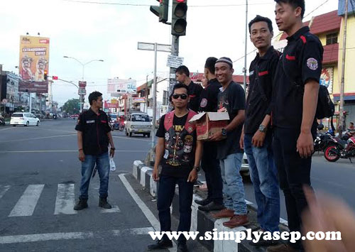 TAKJIL : Buka Puasa On The Road yang dilakukan sekelompok anak muda patut diapresiasi. Membagikan Takjil bagi pejalan dan oengendara. Foto Asep Haryono TAKJIL : Buka Puasa On The Road yang dilakukan sekelompok anak muda patut diapresiasi. Membagikan Takjil bagi pejalan dan oengendara. Foto Asep Haryono