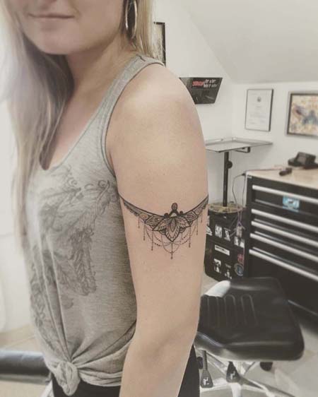 Tatuagens femininas nos bíceps Tatuagens femininas nos bíceps