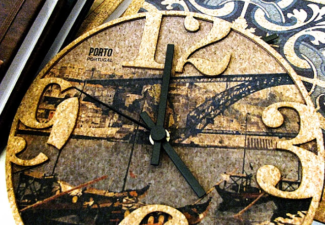 relógio de parede de cortiça com imagens dos barcos rabelos