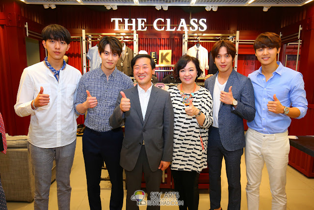 CNBLUE and Parkson Group VIPs @ The Class Malaysia, Mid Valley Megamall Photo by Mango Loke