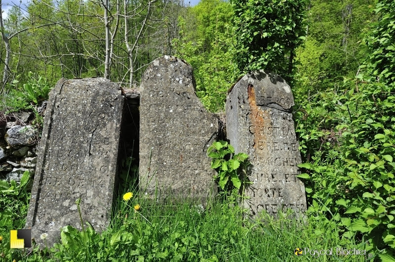 Anciennes pierres tombales eglise mère photo Pascal Blachier