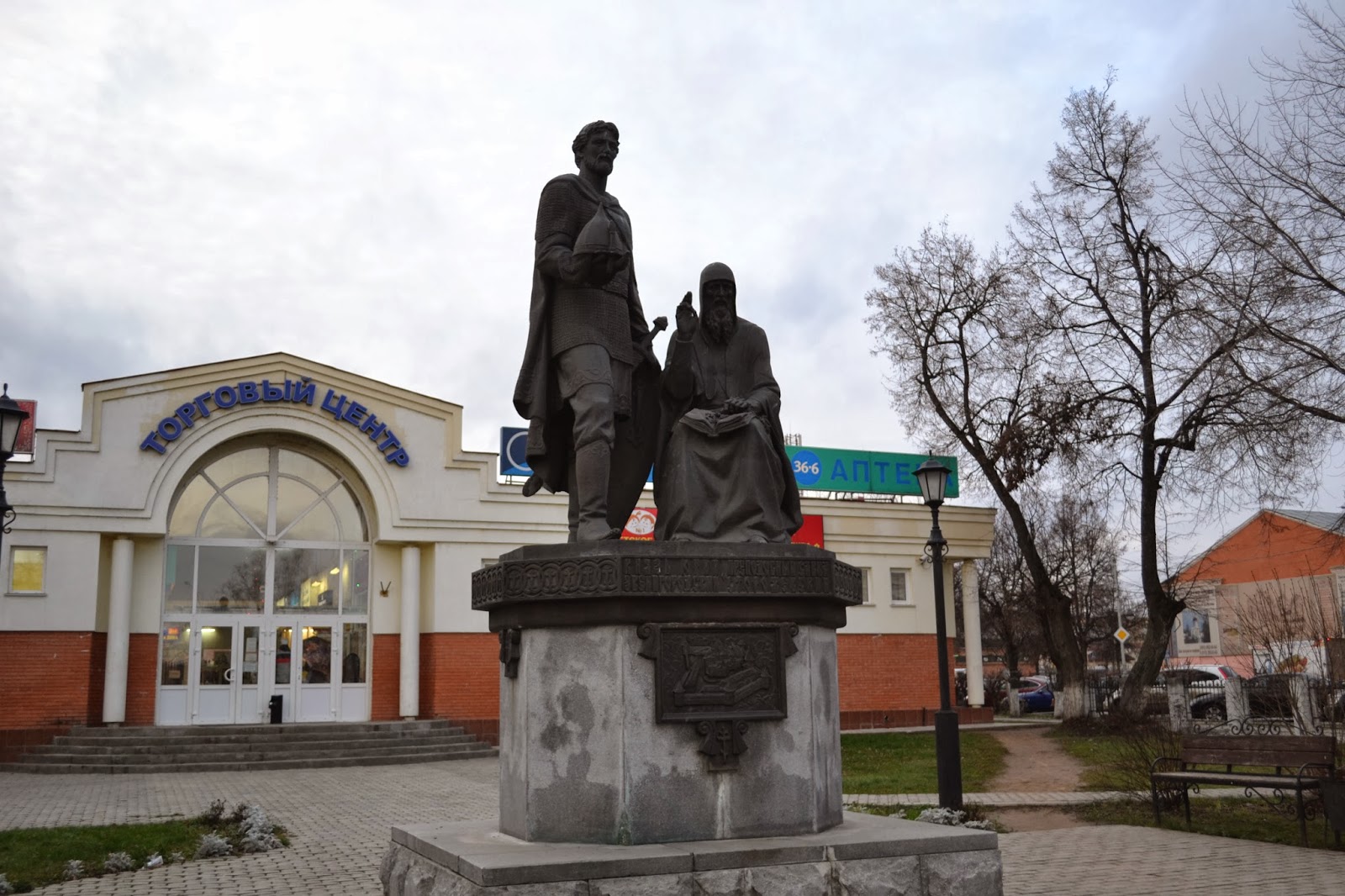 Памятник Юрию Звенигородскому и Савве Сторожевскому в Звенигороде