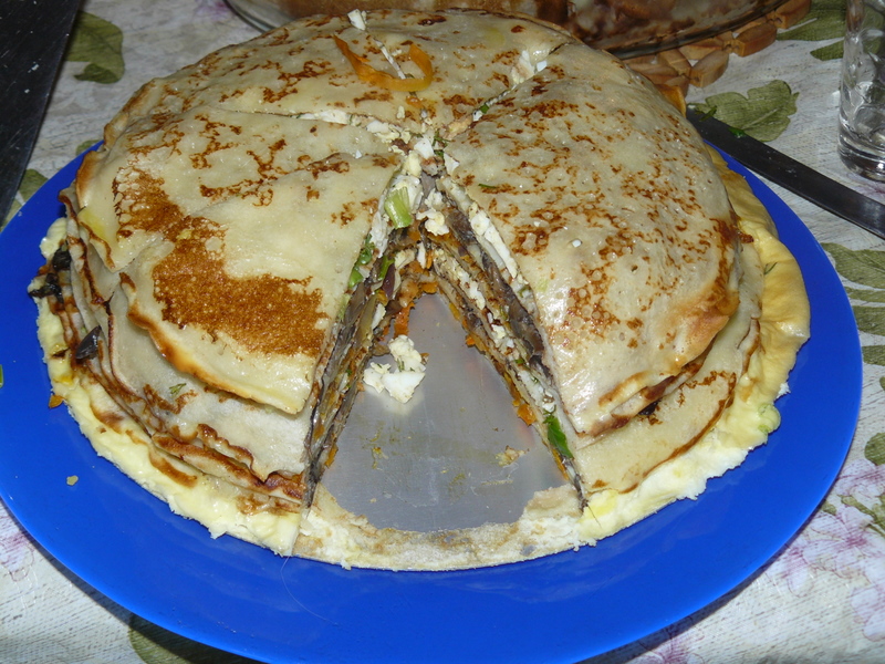 Блинный пирог с фаршем. Рязанский блинчатый пирог. Курник блинчатый пирог. Блинный пирог курник. Блинный торт с грибами.