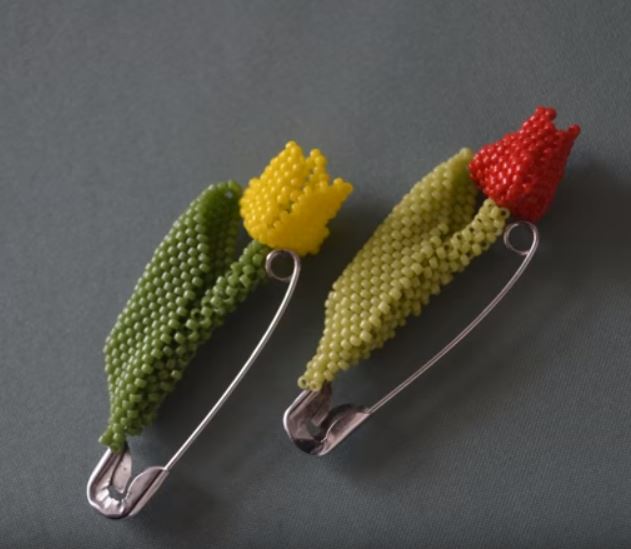 Beaded Tulip Flower Brooch Uses Safety Pins / The Beading Gem