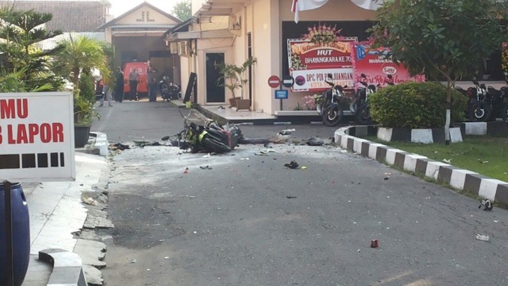 Dipenghujung Ramadhan, Tiga Ledakan Bom Bunuh Diri Terjadi di Arab Saudi dan Indonesia Dipenghujung Ramadhan, Tiga Ledakan Bom Bunuh Diri Terjadi di Arab Saudi dan Indonesia