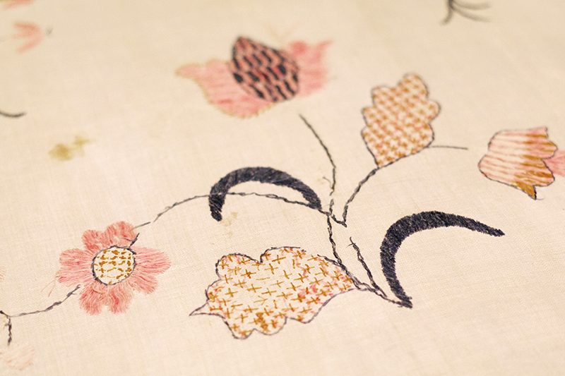 Blekingesöm, broderier ur Handarbetets Vänners samlingar. Foto av Alicia Sivertsson. Traditional Swedish embroidery, photo by Alicia Sivertsson.