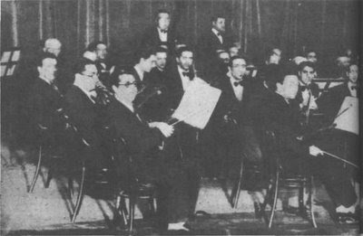 Julio De Caro en 1932, dirige su orquesta integrada por 50 músicos en Radio Splendid