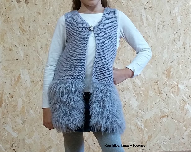 Con hilos, lanas y botones: Chaleco de punto para niña con peluchito en la parte inferior. Patrón de Katia.