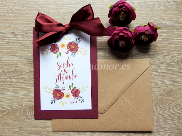 Invitaciones de boda vintage Un diseño de estilo vintage con flores pintadas en acuarela de color burdeos y lazo a conjunto