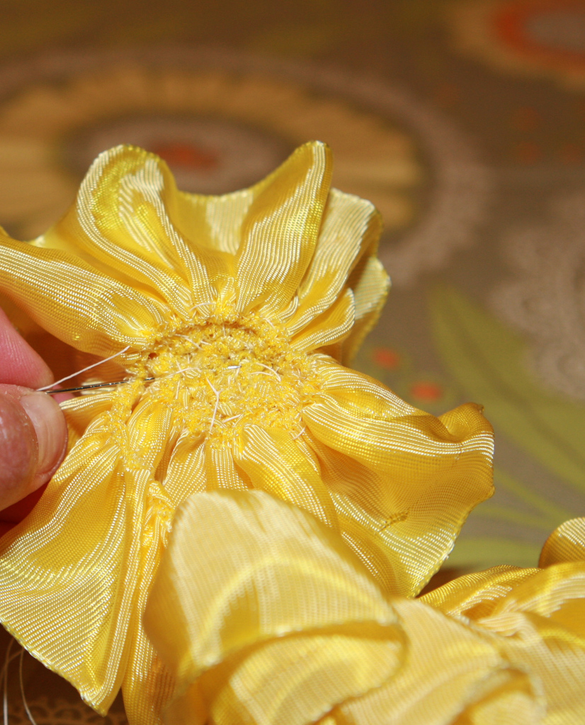 Цветы из ткани: пион из проволочной ленты своими руками