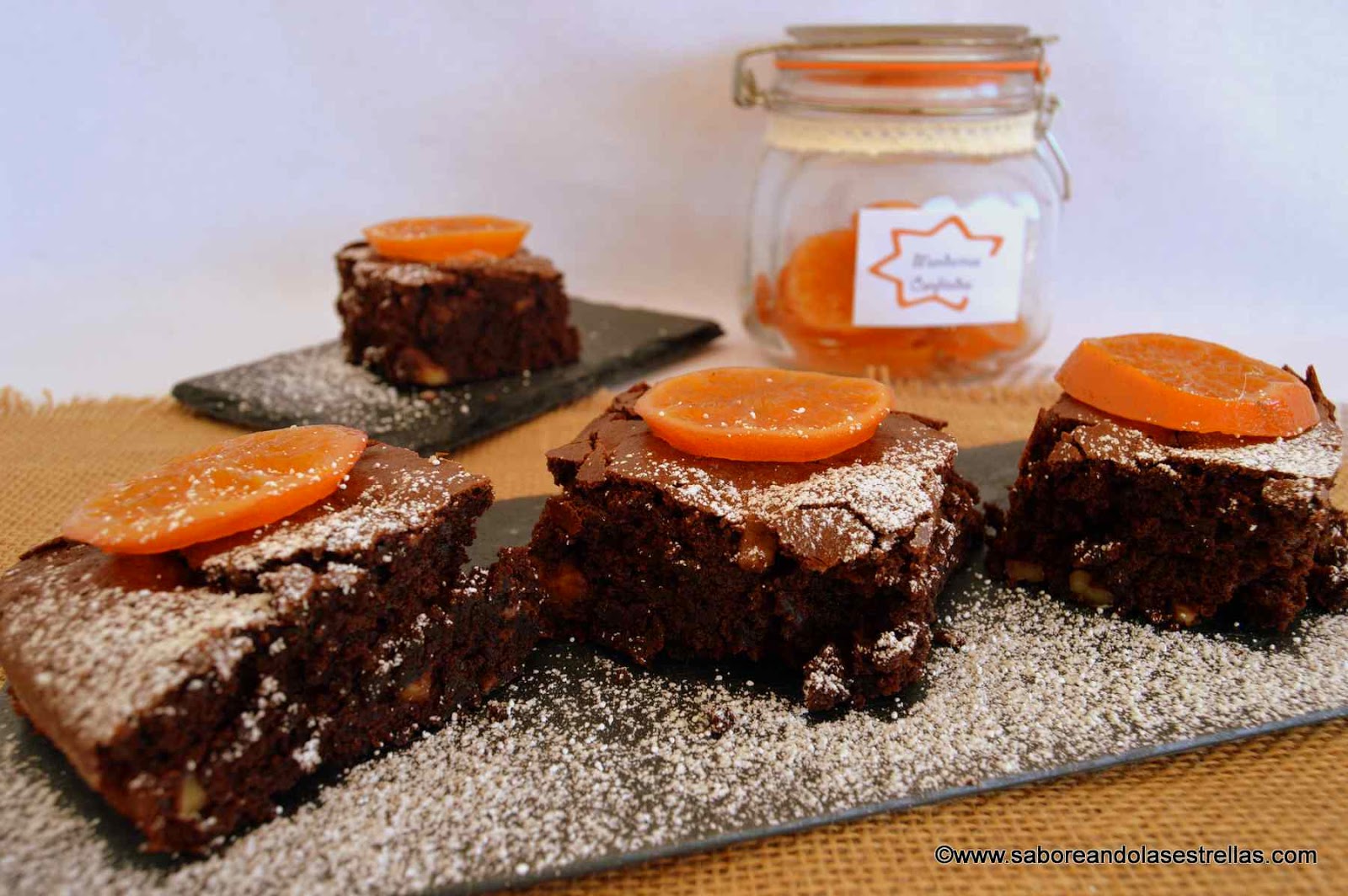 Brownie con nueces y mandarinas confitadas