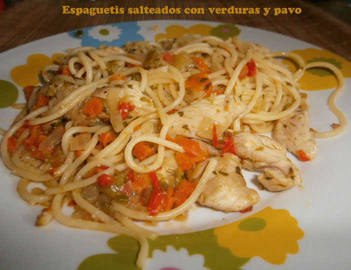 espaguetis salteados con verduras y pavo
