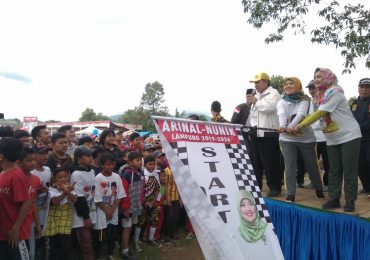 Arinal - Nunik Peserta Jalan Sehat Dilapangan Sanayuda Fajar Bulan