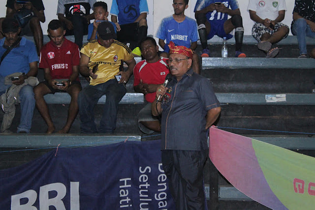 Petrus Beruatwarin Tutup Pertandingan Futsal Dalam Rangka Elite Cup III Petrus Beruatwarin Tutup Pertandingan Futsal Dalam Rangka Elite Cup III