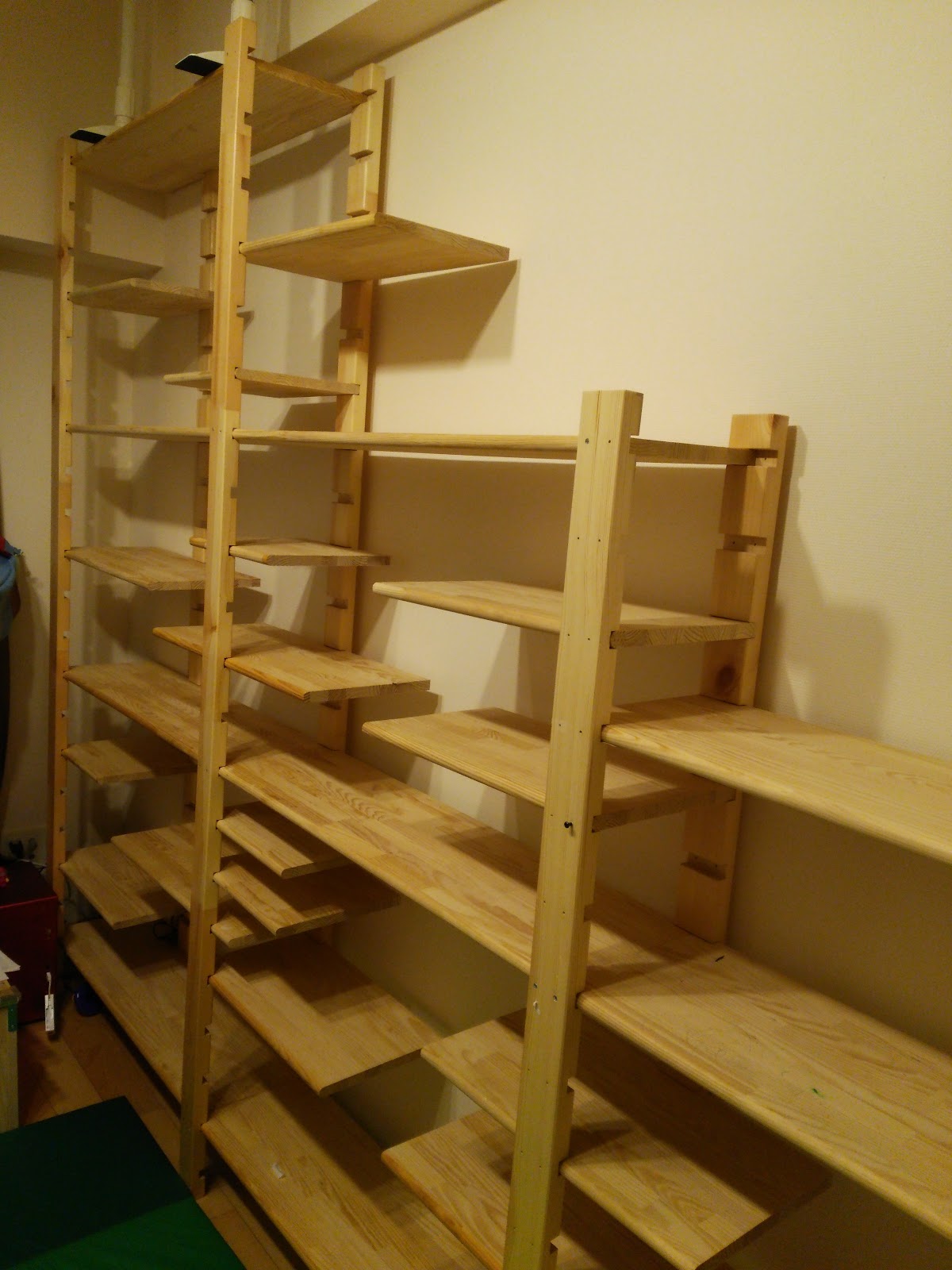 【DIY】ラック支柱を使って子供部屋に安くおしゃれなフリーラックを作った、棚板自在で片付けを楽しく！ まぐたの日記