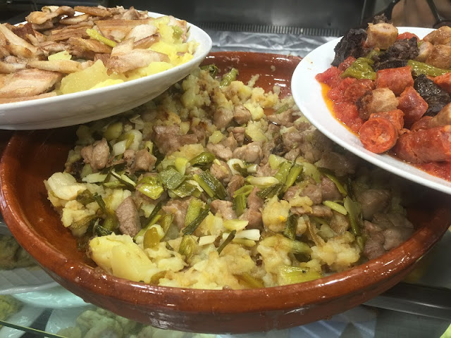 Lomo con ajos tiernos y patatas a lo pobre Lomo con ajos tiernos y patatas a lo pobre
