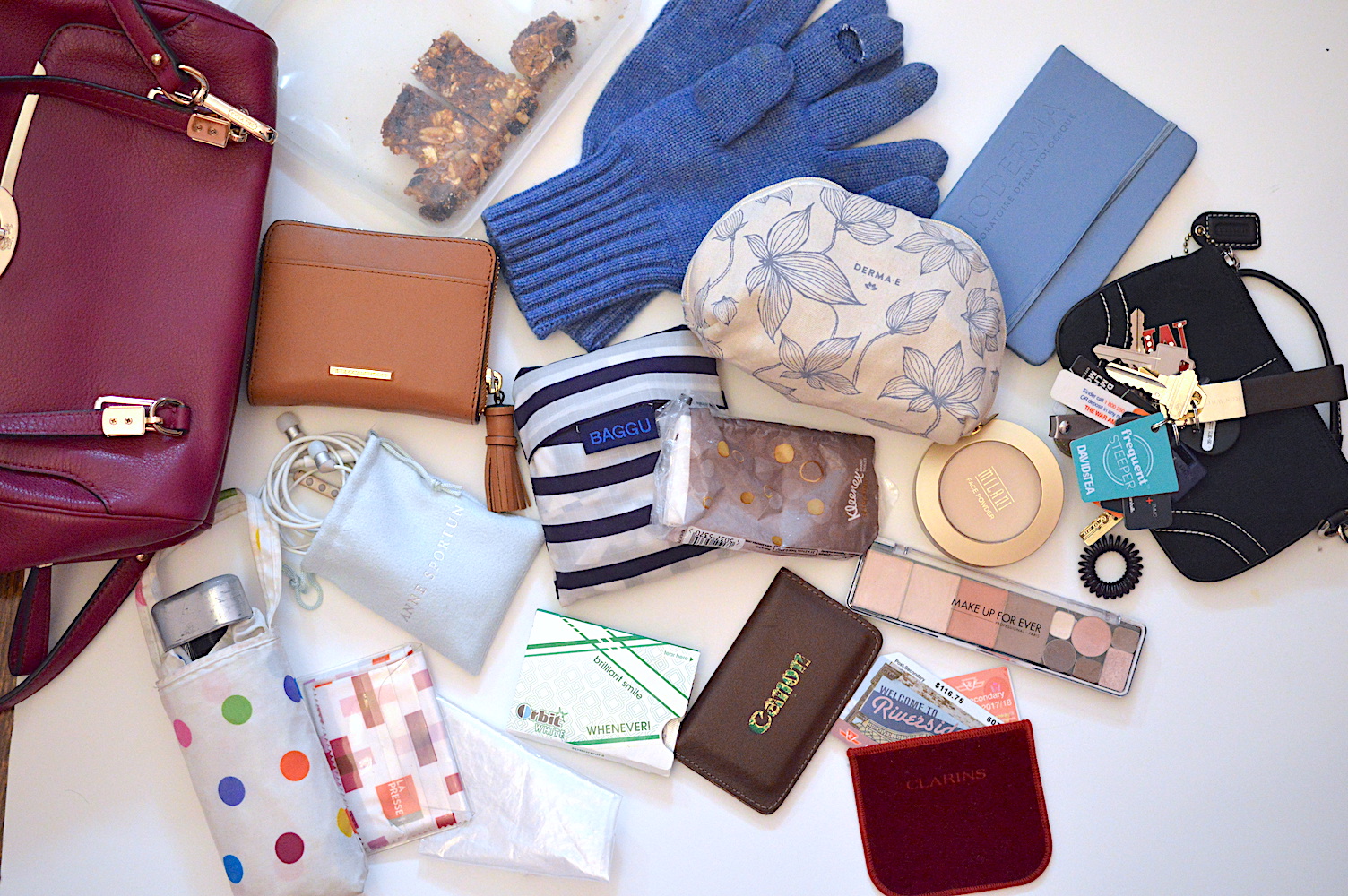 Today I wanted to spill my handbag to show you what I tote around on a