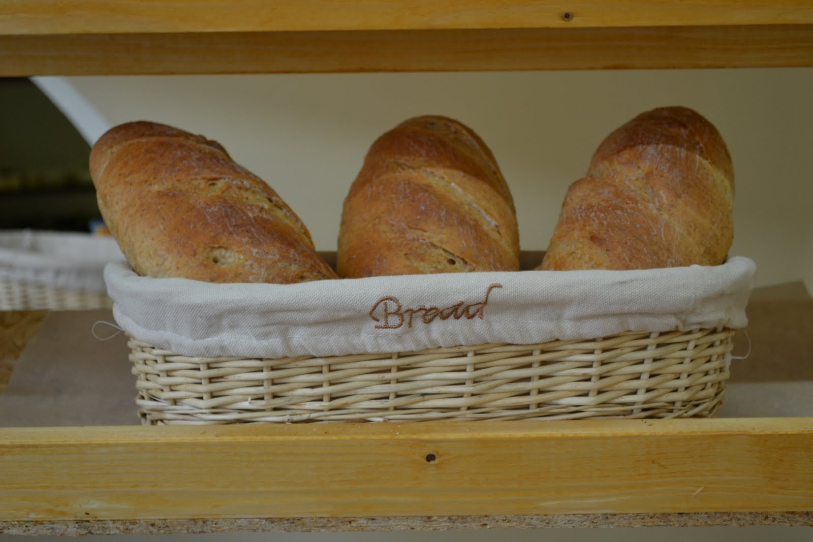 Деревня пекарня. Хлеб деревенский. Хлеб деревенский в пекарни. Хлеб в магазине. Хлеб сельский.