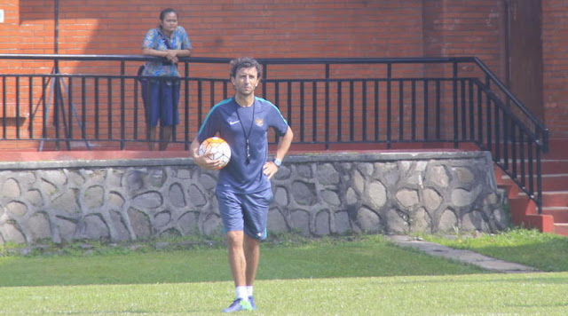 Luis Milla Pantau Laga Semen Padang Vs Arema FC di Malang Luis Milla Pantau Laga Semen Padang Vs Arema FC di Malang