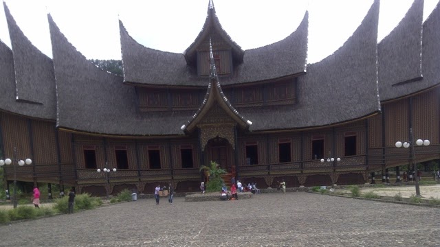 Istana Basa Pagaruyung Objek Wisata Sejarah dan Budaya