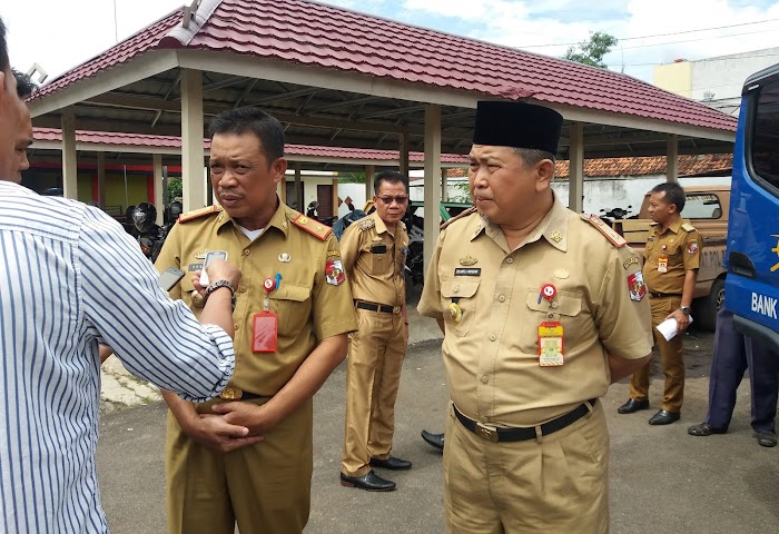 Dua Kendaraan Operasional di serahkan Plh Sekdakab Lampura kepada Dua Dinas.