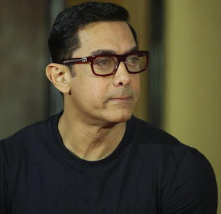 आमिर खान 'दंगल' के पोस्टर लॉन्च के मौके पर सलमान खान के 'रेप्ड वुमन' बयान पर अफसोस जताते- जताते ख़ुद ही ऊट-पटांग बोल गए।