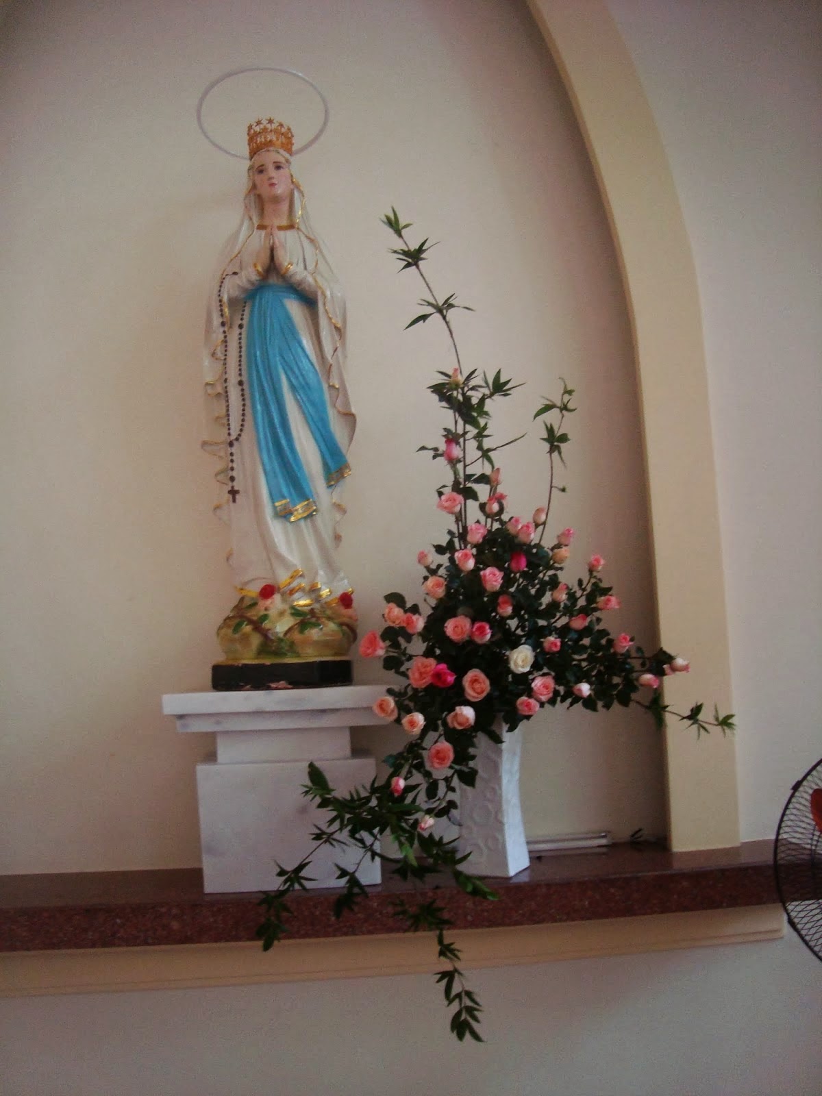 Một số mẫu cắm hoa trên bàn thờ Đức Mẹ, Nghệ thuật cắm hoa nhà thờ, Cắm hoa phụng vụ, cắm hoa nhà thờ đẹp, cắm hoa nghệ thuật, cắm hoa theo mùa phụng vụ