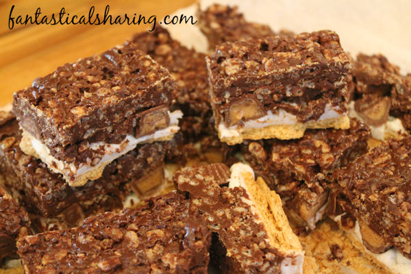 Peanut Butter S'mores Crunch Bars // What do you get when you cross s'mores with Rice Krispie treats and Reese's? Heaven!! #recipe #smores #peanutbutter #dessert #bars