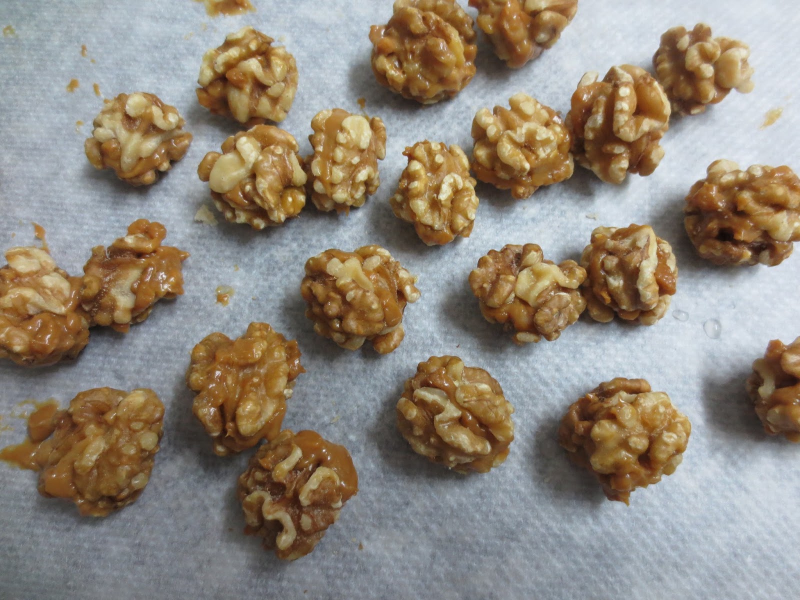 . Bolitas de nuez con dulce de leche y mazapán