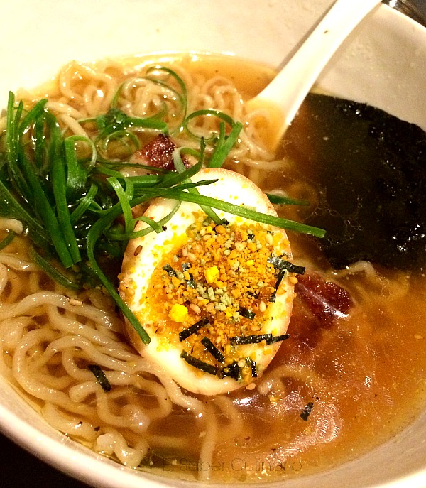 shoyu ramen: sopa de fideos con panceta de cerdo, huevo y cebolleta china
