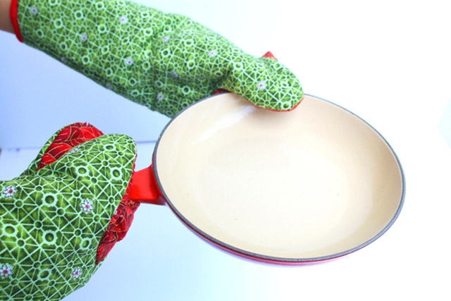 Learn how to make pinch grip oven mitts. Free pattern & tutorial by So Sew Easy.