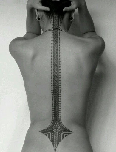 Este tribal design realmente não tem uma mensagem específica ou simbolismo. Mas ela pode confiar em você e é simplesmente um projeto original e bonito para uma única e bela pessoa.