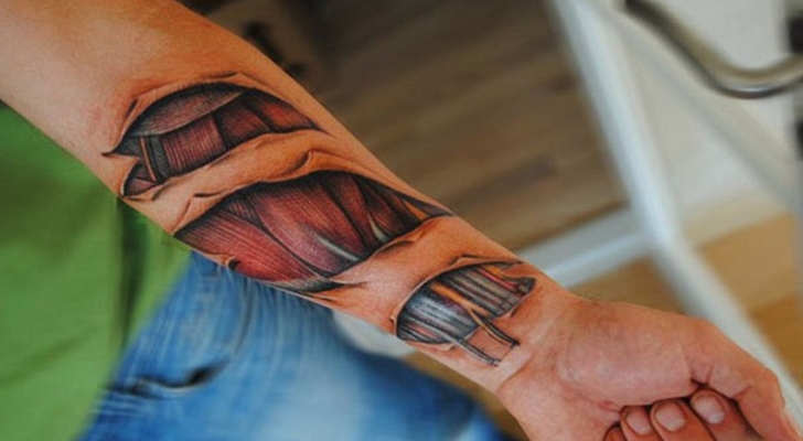impresionante tatuaje en el antebrazo que parece que no tenga pielk y se ven musculos sinteticos