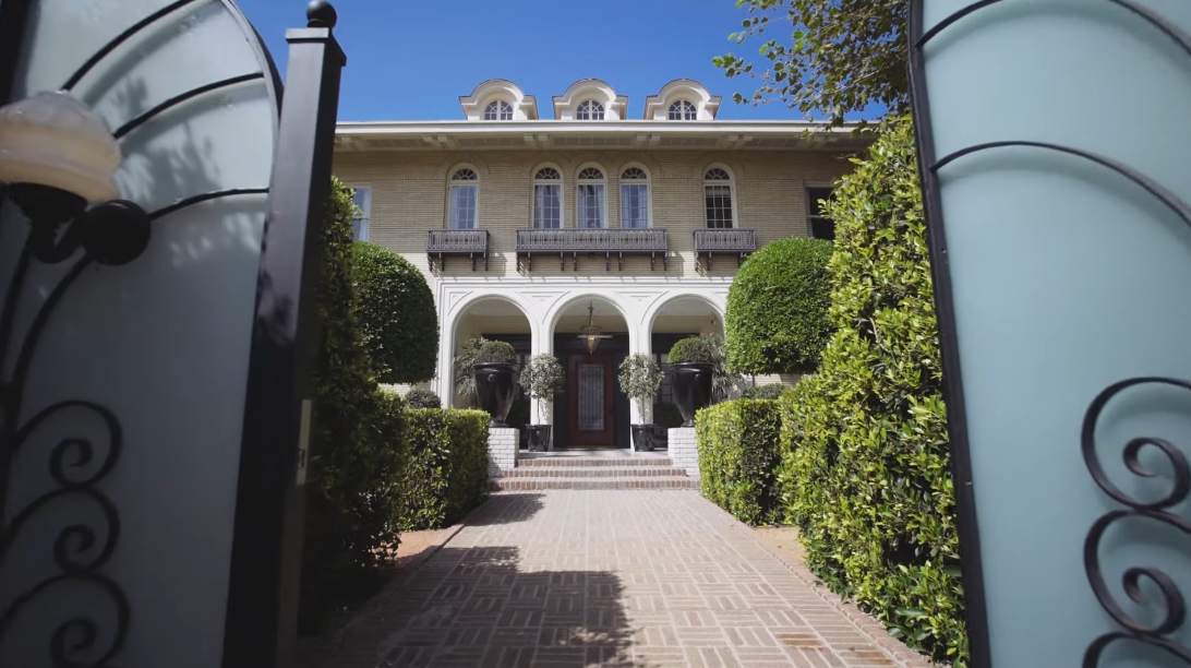 45 Interior Design Photos vs. 601 S Windsor Blvd, Los Angeles Luxury Mansion Tour