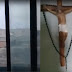 VIDEO: Durante balacera en Reynosa bala perdida impacta en un Cristo de madera al interior de una vivienda