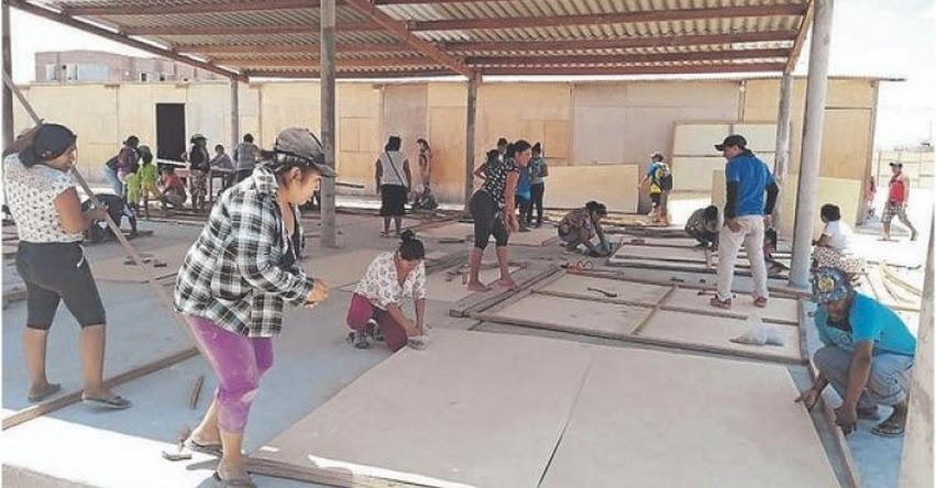 Padres de familia y alumnos construyen su propio colegio en Sechura - Piura Padres de familia y alumnos construyen su propio colegio en Sechura - Piura