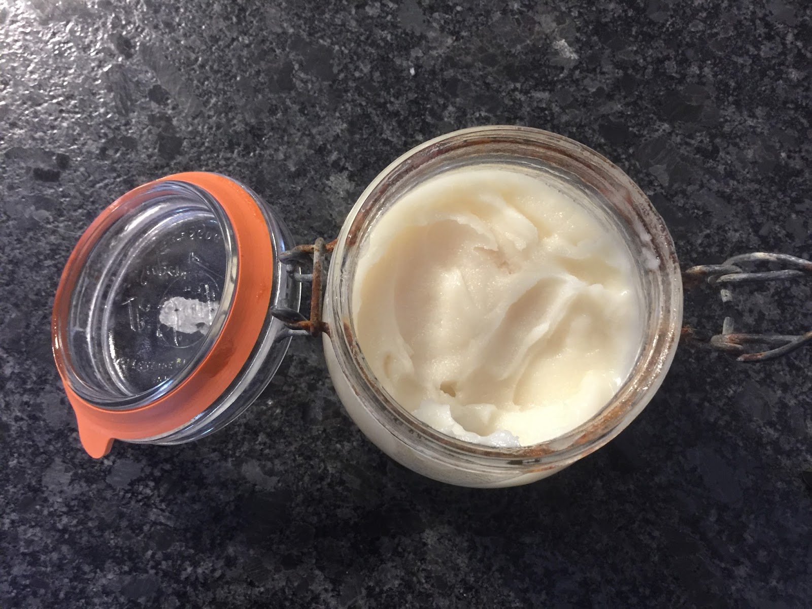 Les recettes de la débrouille Crème hydratante visage et corps à l'huile de coco et au beurre