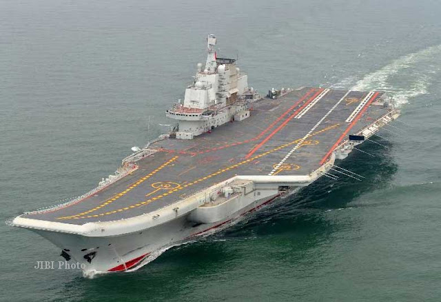 Kapal induk AL China, Liaoning, berlayar dalam uji coba operasional. 