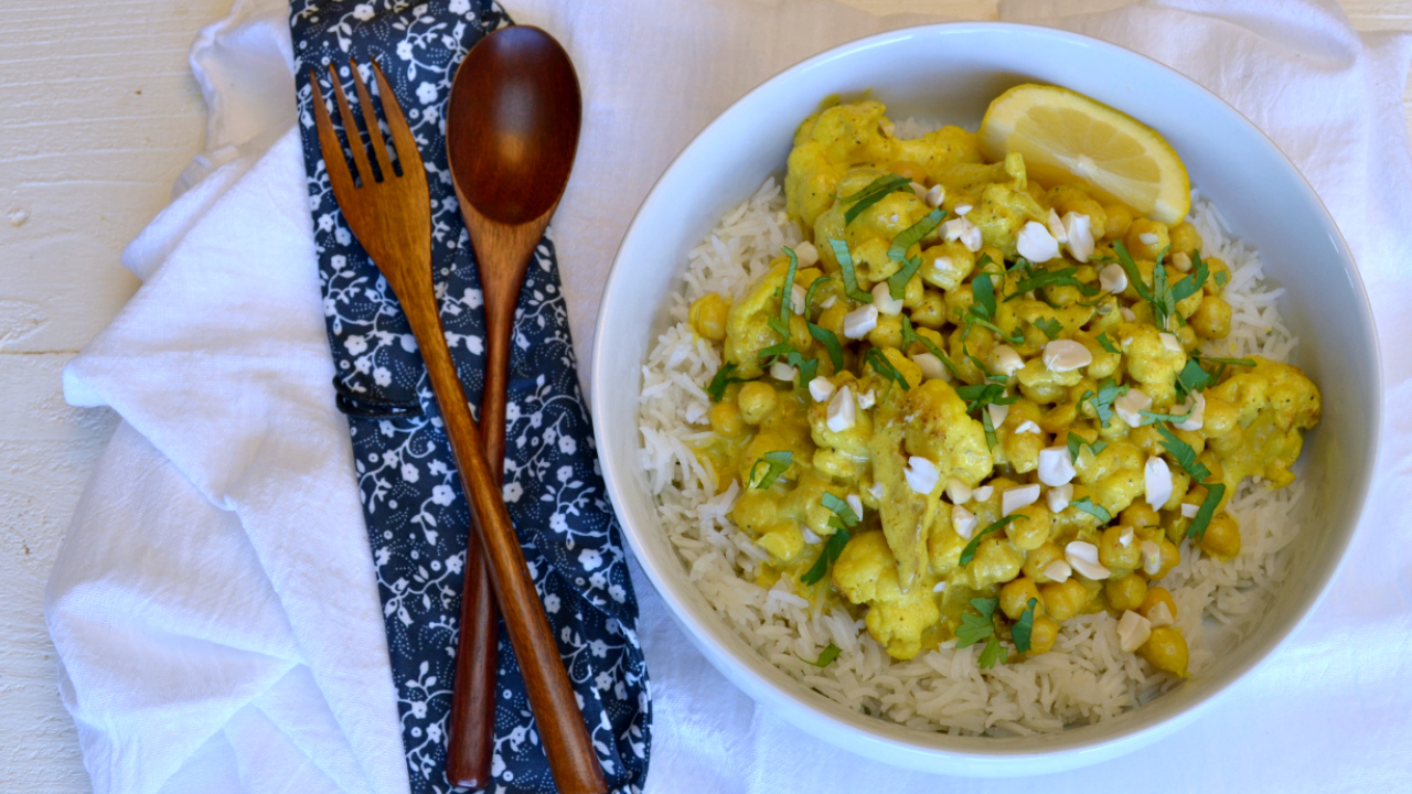 Curry de Chou-fleur & Pois chiches aux cacahuètes