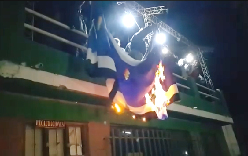 Bandera masista quemada en Coripata la noche del sábado / GALO HUBNER - FM BOLIVIA